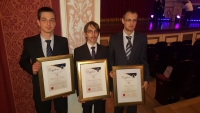 zdjęcie przedstawiające nagrodzoną trójkę podczas gali w Operze Wrocławskiej, trzymających dyplomy