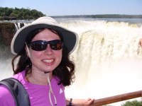 Aleksandra Kwiatkowska en fais na tle wodospadu Niagara