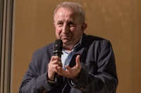 Zdjęcie prof. Pacholskiego z mikrofonem