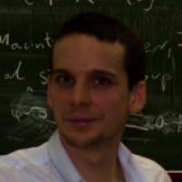 Zdjęcie en face Jana Dobrowolskiego, na tle tablicy