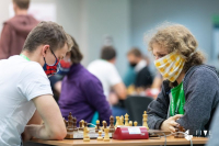 Maciej Korpalski w maseczce za szachownicą