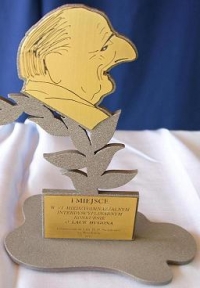 Zdjęcie przedstawiające ,,laur Hugona'' - nagrodę przyznawaną w konkursie, stojący na stole.